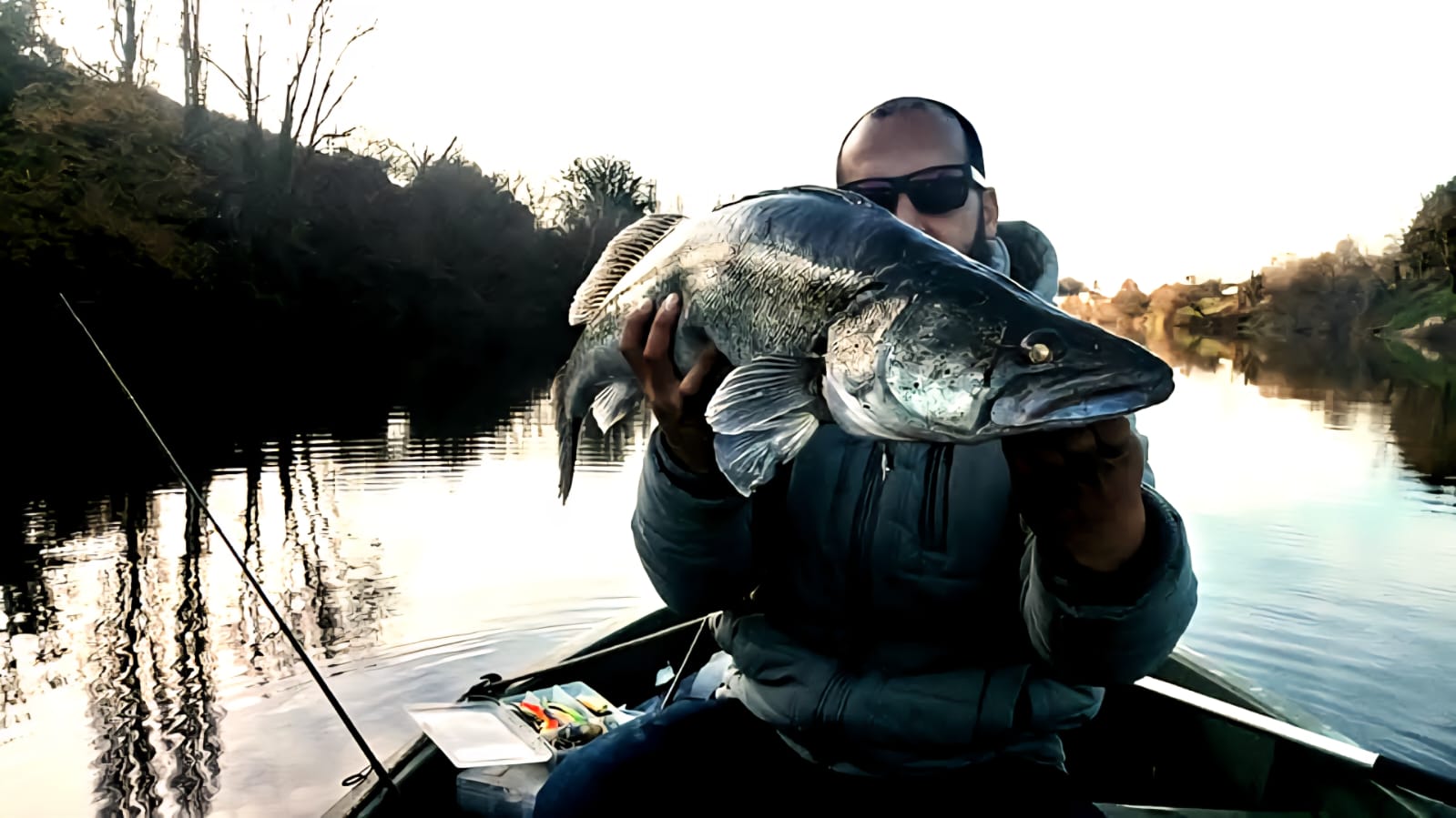 Pêcheur professionnel en action sur un bateau en Gironde
